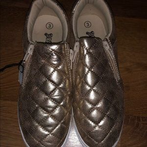 Gold slip on shoes for Kids Size: 3Y
